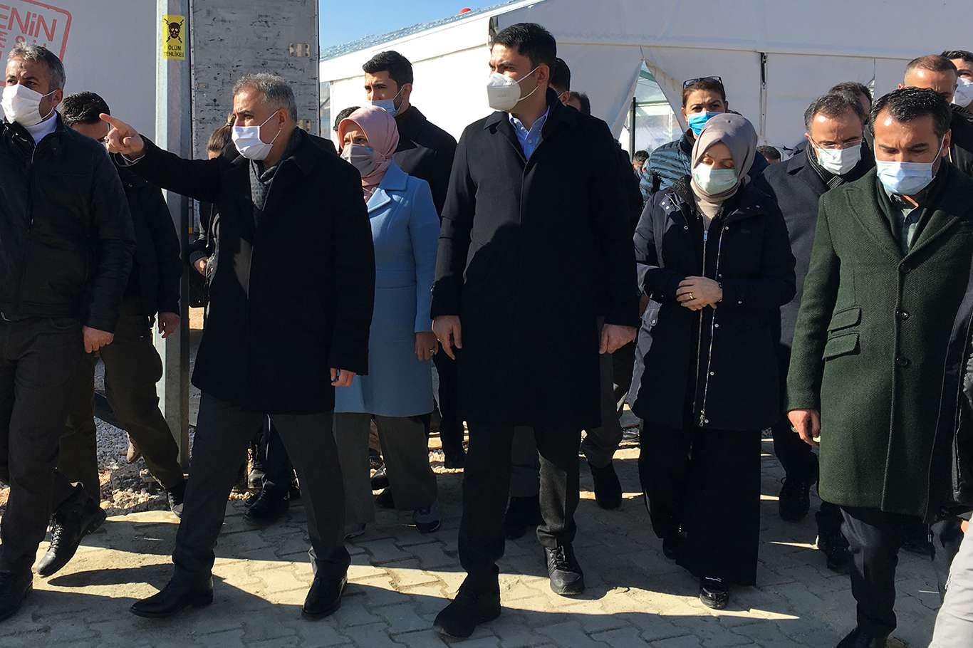 Bakan Kurum Elazığ'da deprem konutlarını inceledi